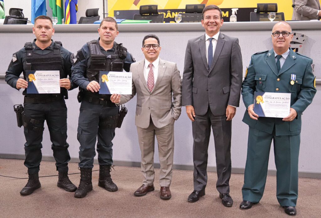 Papy entrega Moção de Congratulação a PMs pelo trabalho na Região do Bandeira