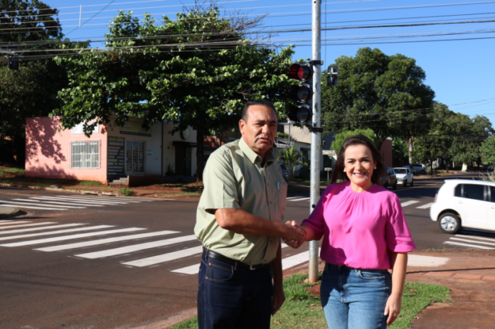 Prefeita Adriane atesta que indicações do vereador Carlão resultaram em semáforos e sinalizações no Monte Castelo, Cel. Antonino, Colúmbia, Oscar Salazar e Nova Lima