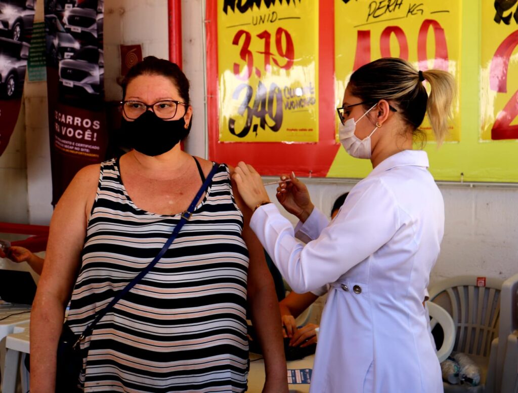 Prefeitura abre cinco unidades e faz itinerante em supermercado para vacinação no fim de semana