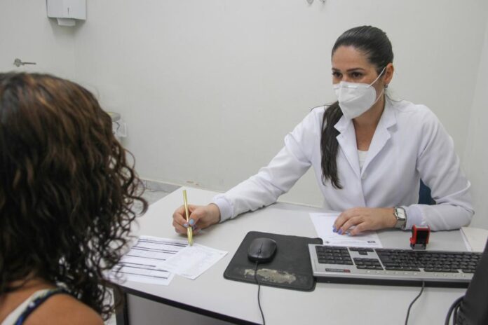 Prefeitura convoca médicos da família, clínicos e pediatras para reforçar atendimento nas unidades