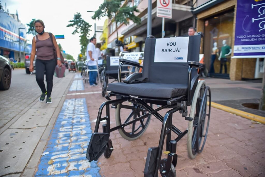 Prefeitura promove ação de conscientização e respeito a vaga de estacionamento para PCDs