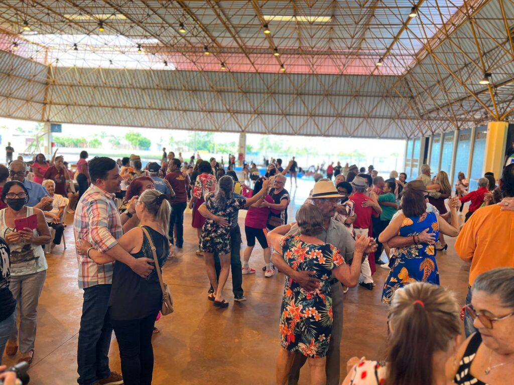 Projeto eleva a autoestima e reúne mais de 400 idosos em baile no Parque Jacques da Luz