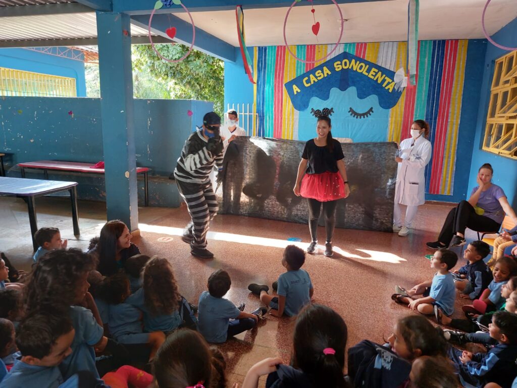 Teatro de fantoches é estratégia para despertar interesse e sensibilizar criançada para o combate ao Aedes