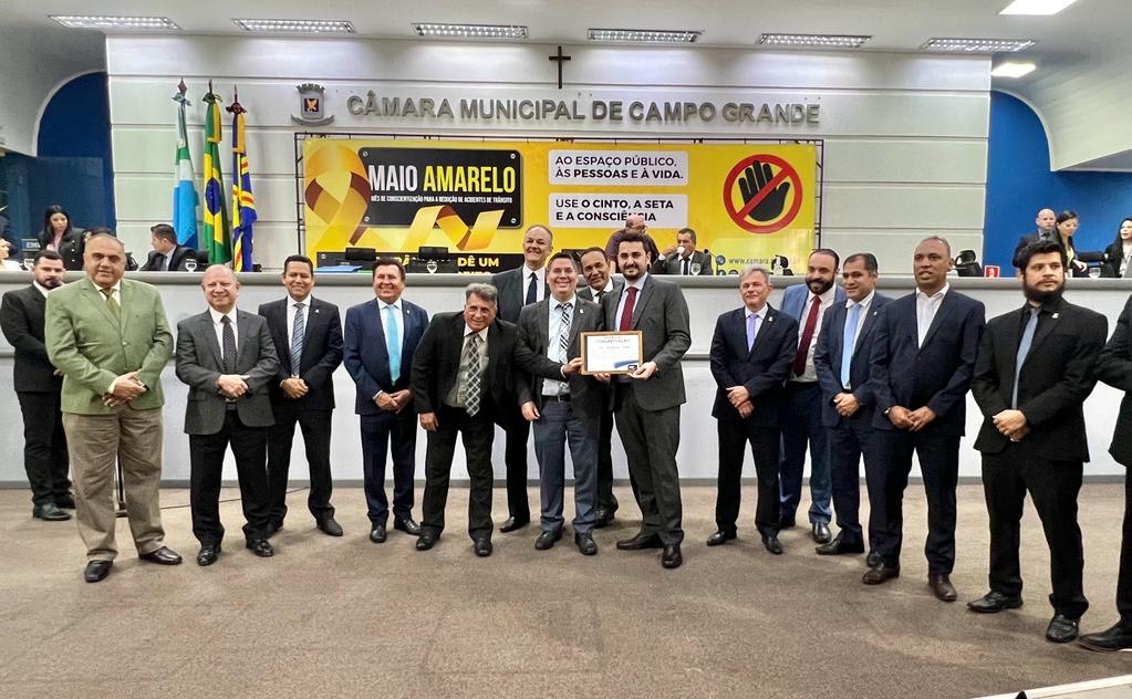 Vereador Dr. Victor Rocha entrega moção de congratulações para médico cirurgião cardíaco pediátrico