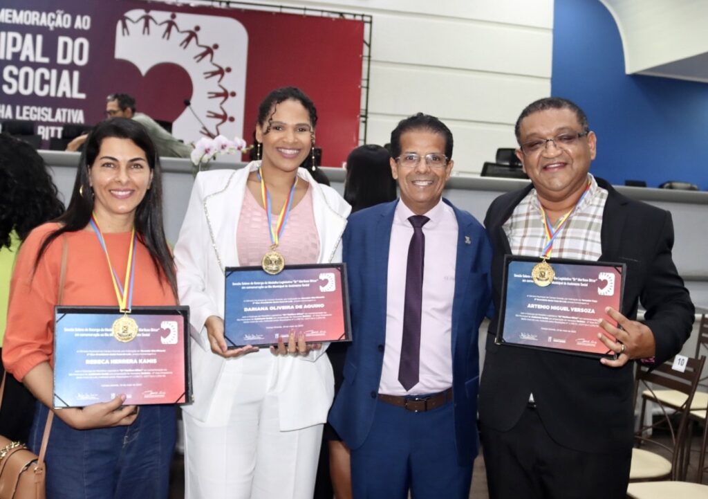 Vereador Edu Miranda entrega moção de congratulações para Assistentes Sociais