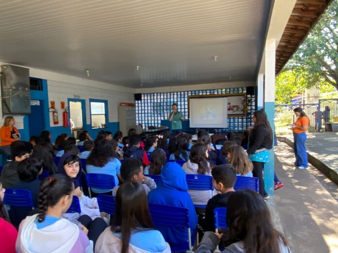 Alunos da Reme homenageiam protetores de animais por meio de cartas