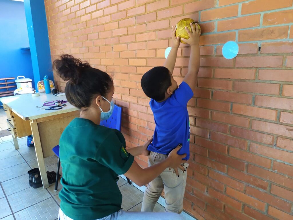 Atendimento gratuito em fisioterapia respiratória infantil oferecido em Campo Grande é pioneiro no país
