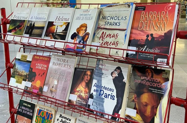 Biblioteca Pública Estadual tem exposição de romances clássicos e contemporâneos para aquecer os corações