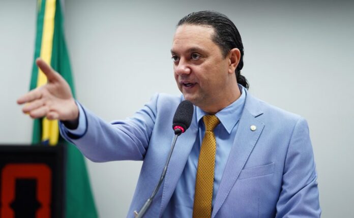 Deputado Weliton Prado fala ao microfone