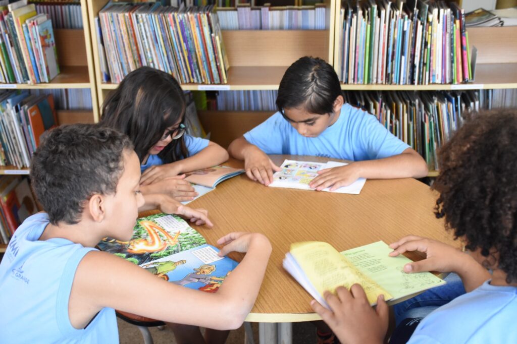 Com parada obrigatória de 15 minutos para leitura, projeto estimula hábito em alunos da Reme