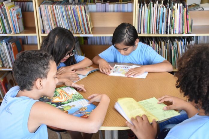 Com parada obrigatória de 15 minutos para leitura, projeto estimula hábito em alunos da Reme