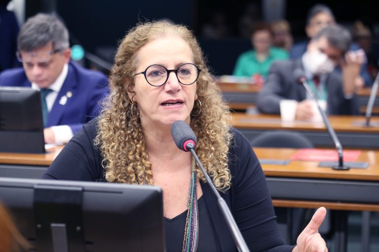 Deputada Jandira Feghali (PCdoB-RJ) em reunião da Comissão de Saúde da Câmara
