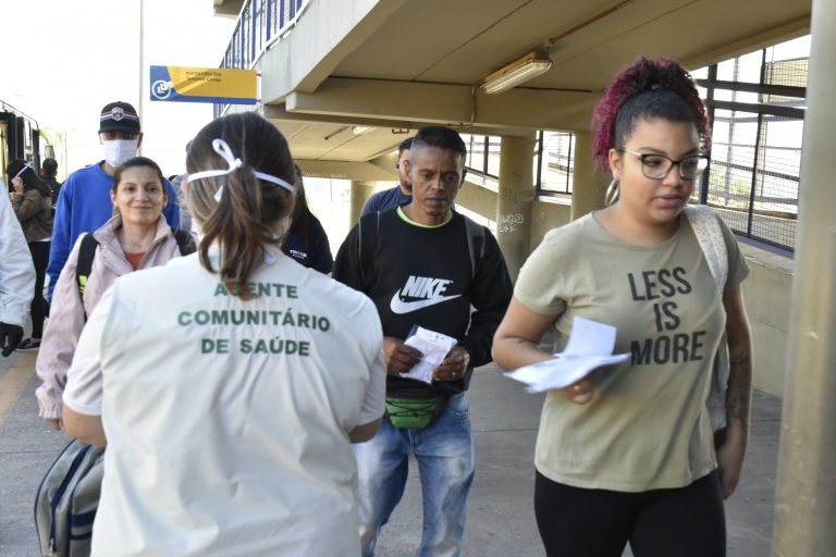 Saúde - doenças - coronavírus Covid-19 pandemia prevenção contágio contaminação (agentes comunitários de saúde distribuem máscaras em Jundiaí-SP)