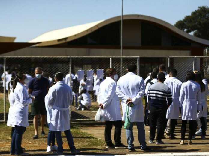 Ediucação - geral - saúde - médicos - medicina - revalida - Médicos chegam ao local de prova para a segunda etapa do Exame Nacional de Revalidação de Diplomas Médicos Expedidos por Instituição de Educação Superior Estrangeira (Revalida) 2020, em Brasília.