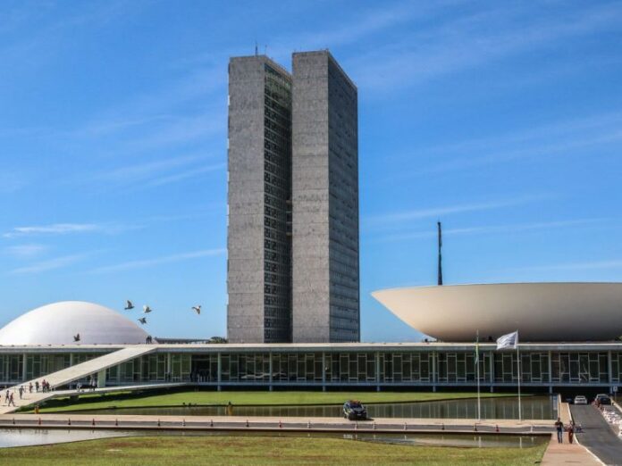 Prédio do Congresso Nacional num dia de sol