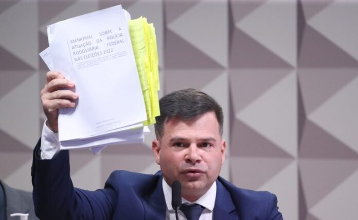 Silvinei Vasques mostra documentos na CPMI do 8 de janeiro