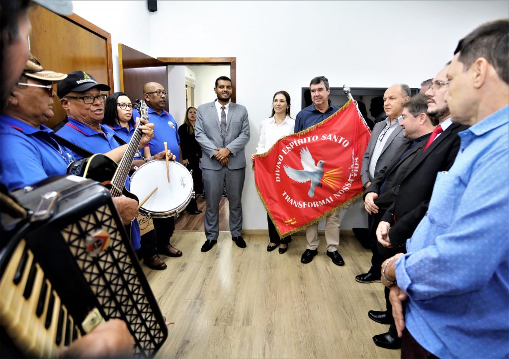 Governador recebe a Bandeira do Divino e reforça tradição que faz parte da história de MS