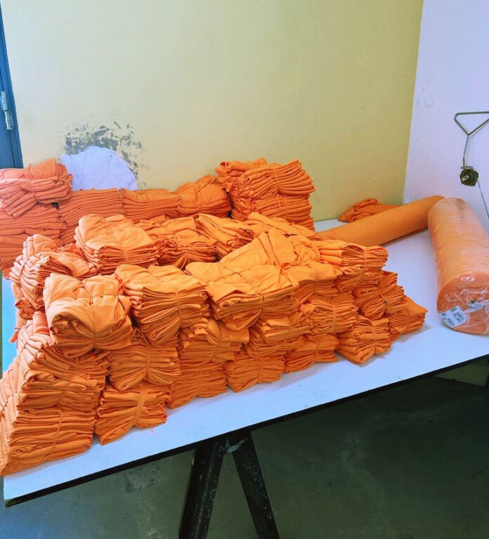 Internos da Penitenciária da Gameleira I recebem uniformes confeccionados no próprio presídio