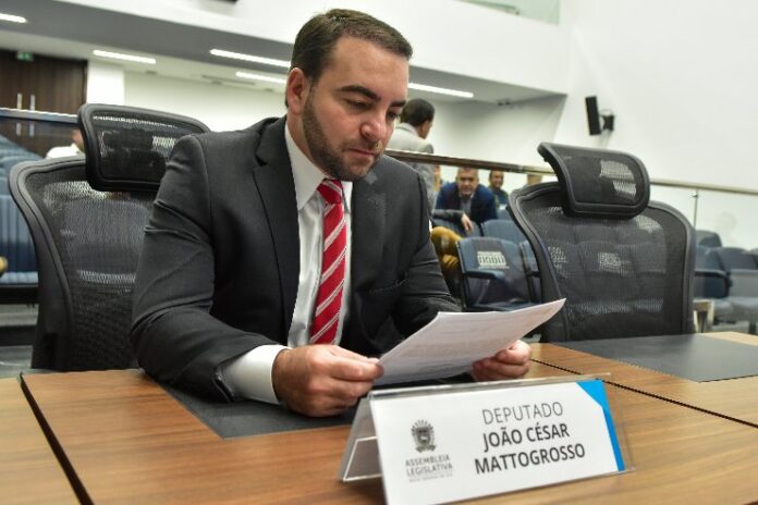 João César Mattogrosso solicita aquisição de semáforos ao Detran para sinalizar Naviraí