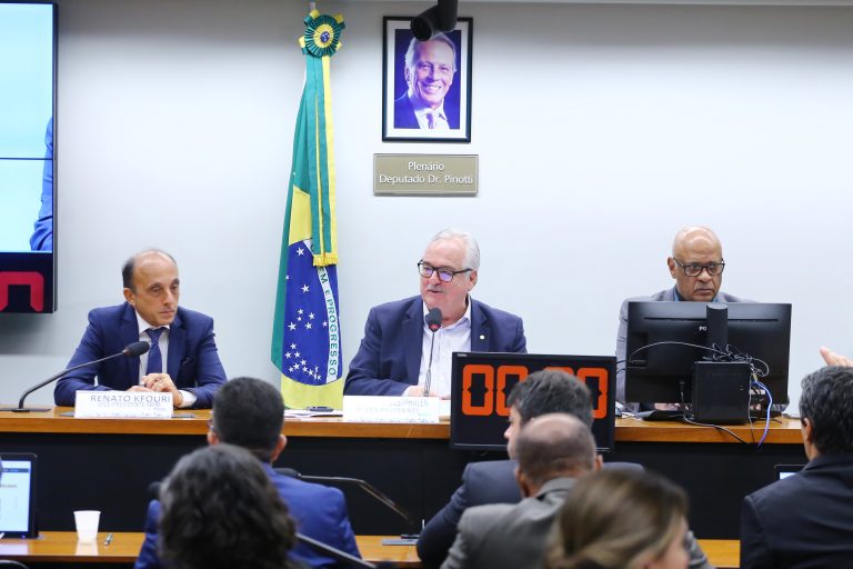 Deputados reunidos numa sala