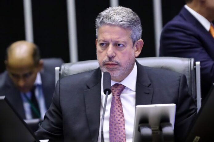 Presidente da Câmara dos Deputados, Arthur Lira, fala ao microfone