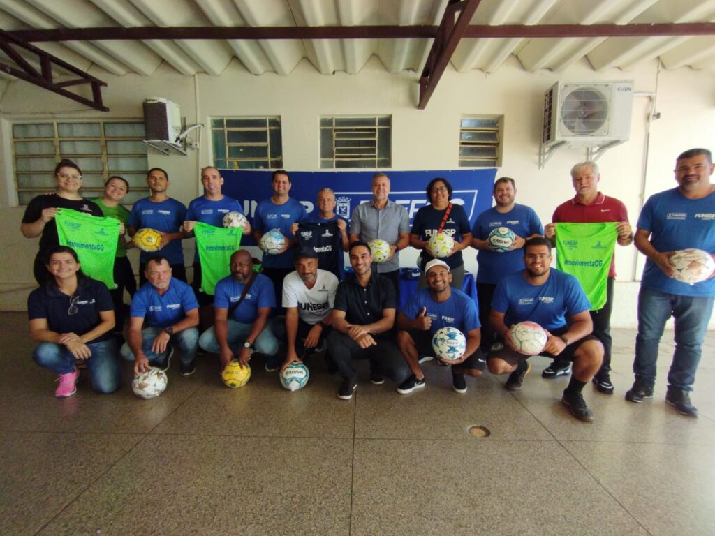 Prefeitura renova material esportivo para alunos das escolas públicas de futebol