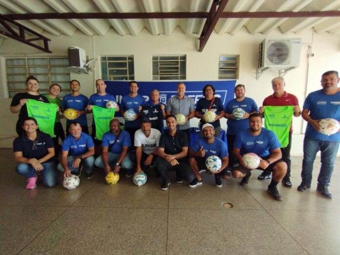 Prefeitura renova material esportivo para alunos das escolas públicas de futebol