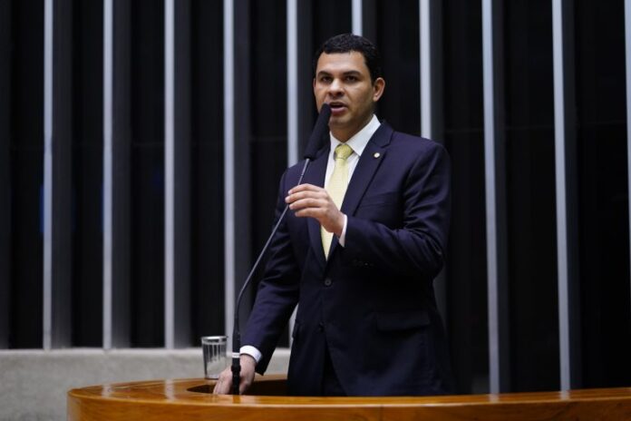 Deputado Saullo Vianna fala ao microfone