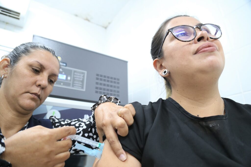 Vacinação contra a gripe segue disponível para todas as pessoas com mais de seis meses