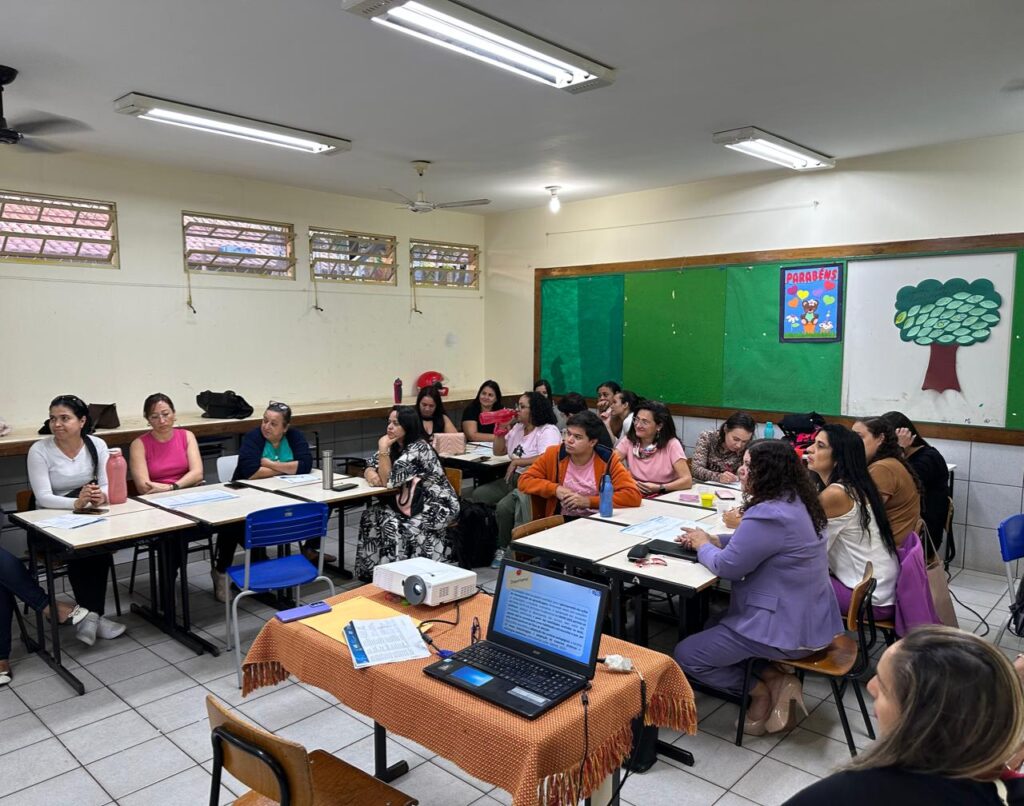 Voltado à alfabetização de alunos da Reme, formação reúne 1.200 professores