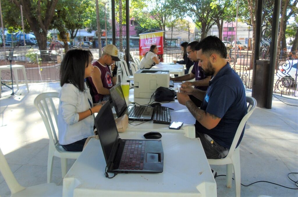 Ação itinerante da Funsat na Praça Ary Coelho realiza 51 encaminhamentos ao mercado de trabalho