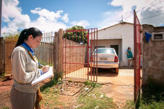 Agentes percorrem casas e comércios reforçando orientações sobre medidas de prevenção e combate à dengue