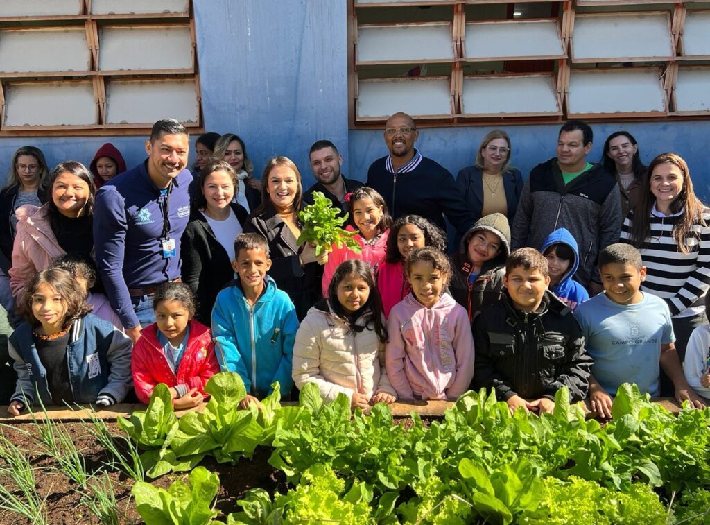 Alunos participam da primeira colheita em hortas comunitárias implantadas em escolas da REME