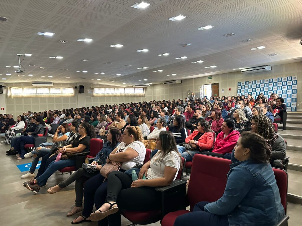 Assistentes Educacionais de Educação Infantil da Reme recebem formação continuada sobre cultura afro e indígena