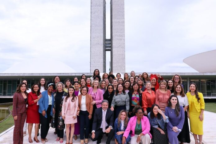 Parte da bancada feminina da 57ª Legislatura na rampa do Congresso Nacional, na abertura da campanha Março Mulher