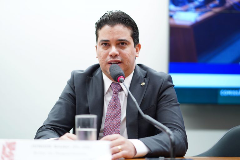 Junior Mano fala durante reunião de comissão