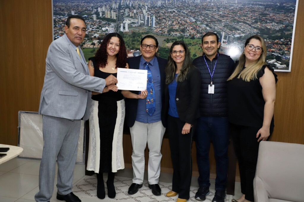 Câmara Municipal certifica trabalho voluntário da intérprete de Libras do vereador Tabosa