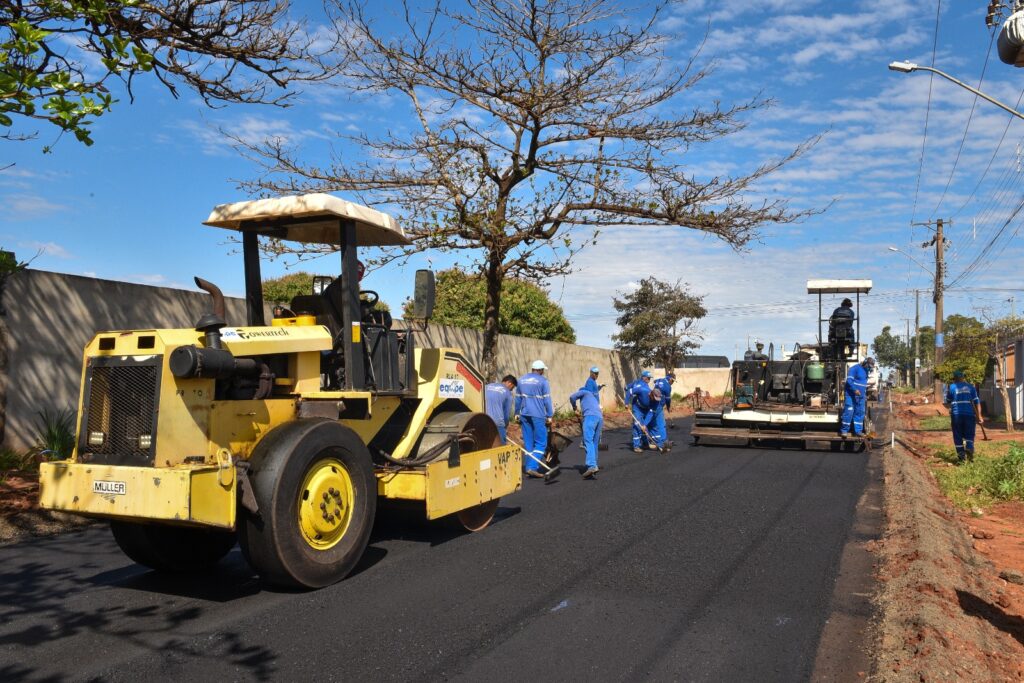 Equipes executam serviços de terraplanagem na pavimentação do Nova Lima