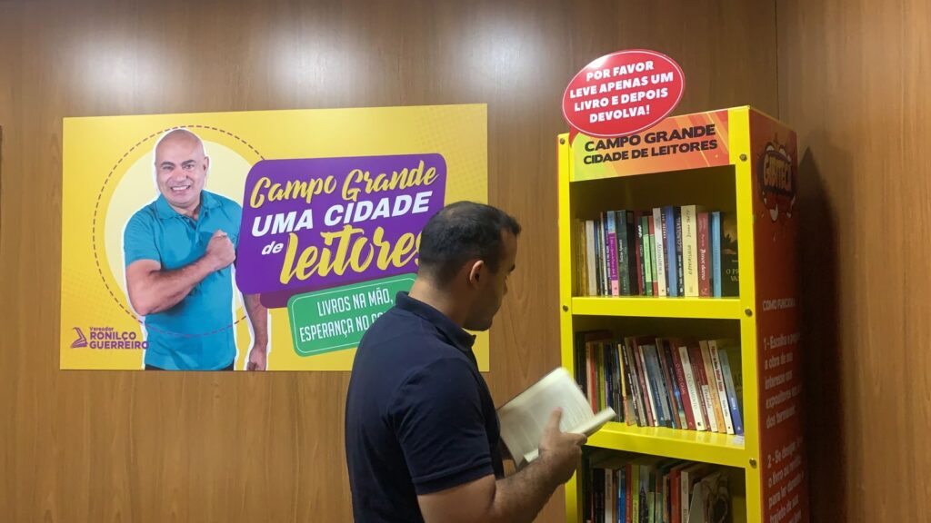 Gabinete do vereador Ronilço Guerreiro conta com estante para empréstimos de livros