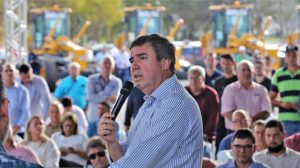 Governador entrega maquinários a 19 cidades para recuperar estradas e ajudar homem do campo