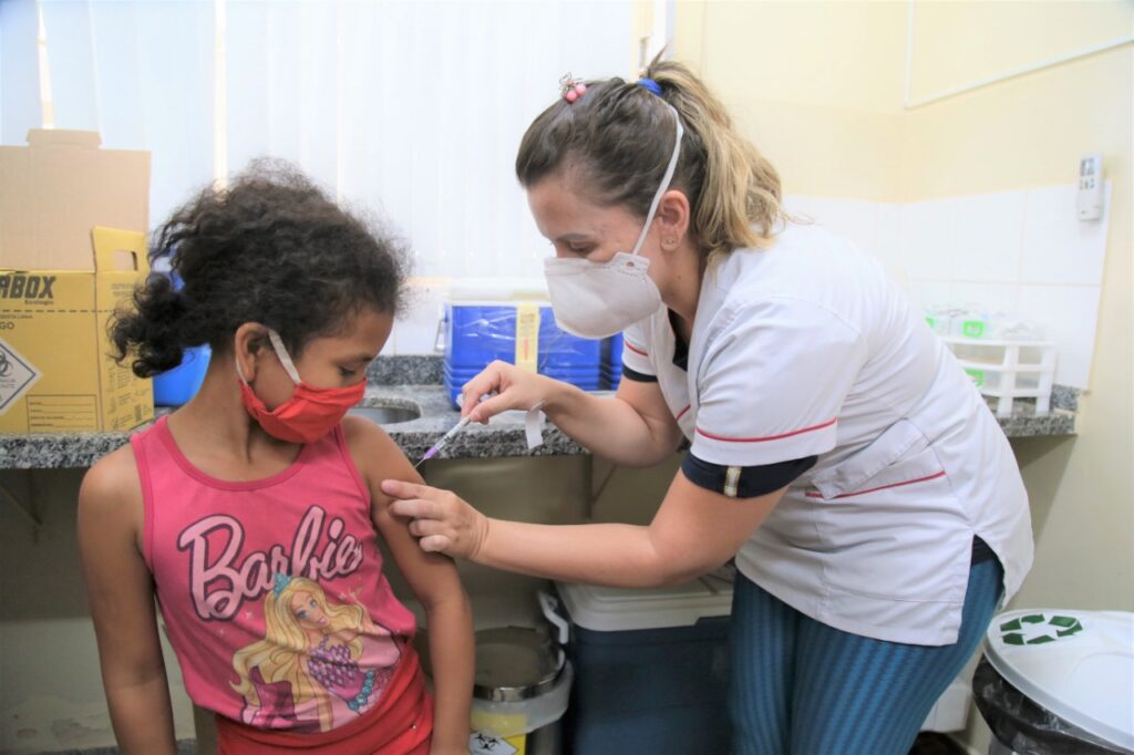 Plantão de vacinação contra a gripe e Covid-19 acontece em três unidades neste sábado
