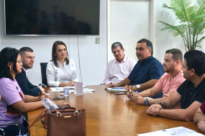 Prefeita Adriane Lopes recebe comissão da ACP e discute demandas da Educação/Professores da Capital