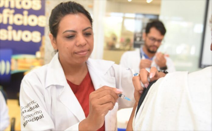 Prefeitura abre três unidades neste sábado para vacinação contra a gripe e Covid-19