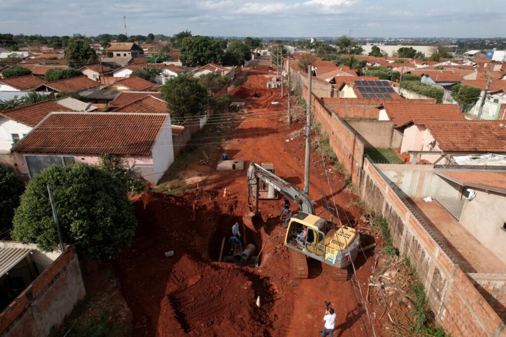 Prefeitura avança com obras de drenagem e asfalto no Jardim Centenário