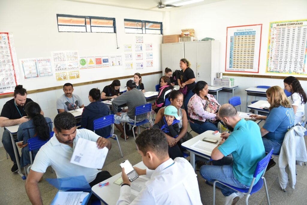 Prefeitura avança na regularização da Homex com atendimento à comunidade e acompanha início de ligações regulares de energia elétrica