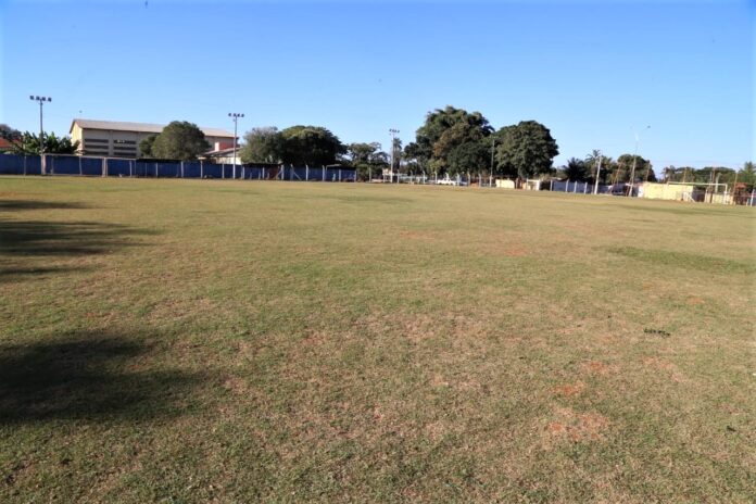 Prefeitura entrega iluminação revitalizada para esporte e lazer na praça do São Conrado