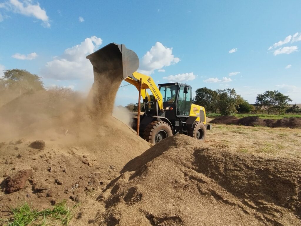 Produtores são capacitados para uso de pá carregadeira melhorando atividades no campo