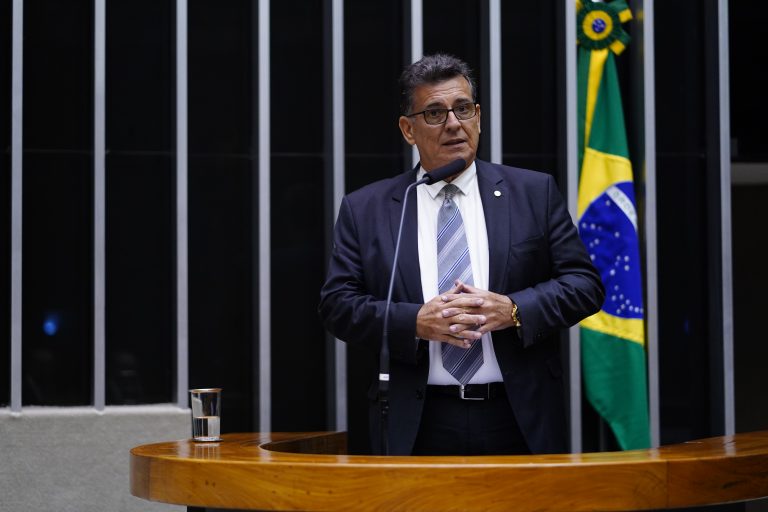Deputado coronel Meira, autor do projeto, discursa em plenário