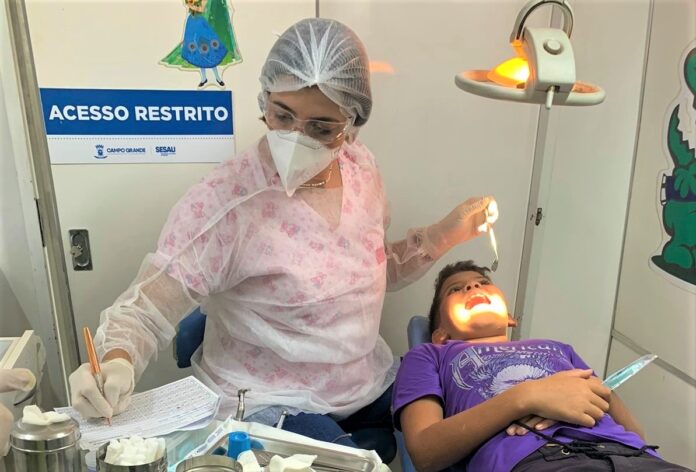 Unidade móvel leva atendimento odontológico especializado a crianças do Bairro Pioneira