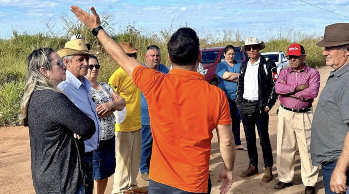 Vereador leva solução a manifestação na Chácara Santa Clara
